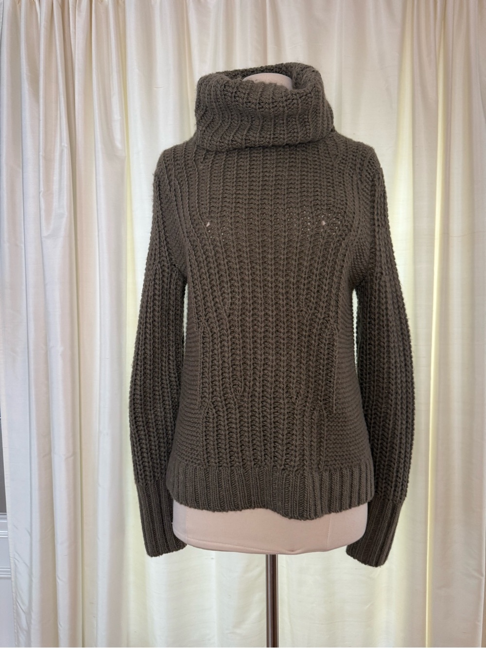 Banana Republic Women’s XS Chunky Turtleneck Sweater Merino Wool Alpaca - Picture 2 of 7